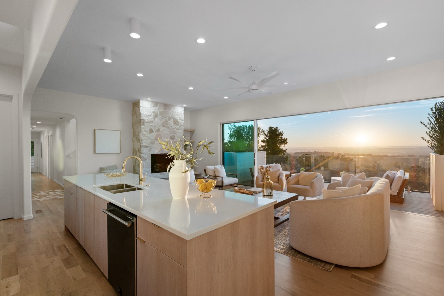 Hillside Home — photo 2