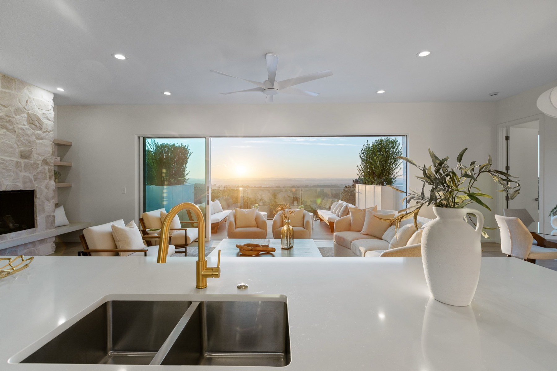 Hillside Home — photo 3